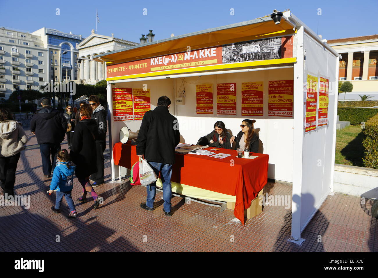 Atene, Grecia. Il 17 gennaio 2015. Il Partito comunista di Grecia (marxista-leninista), hanno eretto una cabina su Panepistimio street. I partiti politici in Grecia immettere l'ultimo tratto della campagna elettorale con cabine e tende nel centro di Atene, distribuendo materiali elettorali. Le cabine sono uno dei modi principali di campagne offline, come elezione poster sono stati resi clandestini dal Sindaco di Atene Giorgos Kaminis. Credito: Michael Debets/Alamy Live News Foto Stock