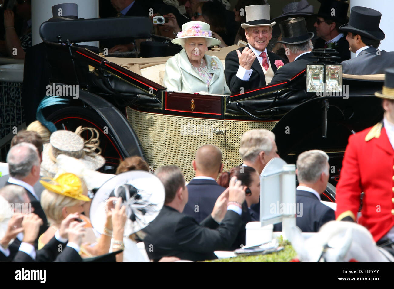 Royal Ascot, vista la tribuna e la parata anello durante il corteo reale Foto Stock