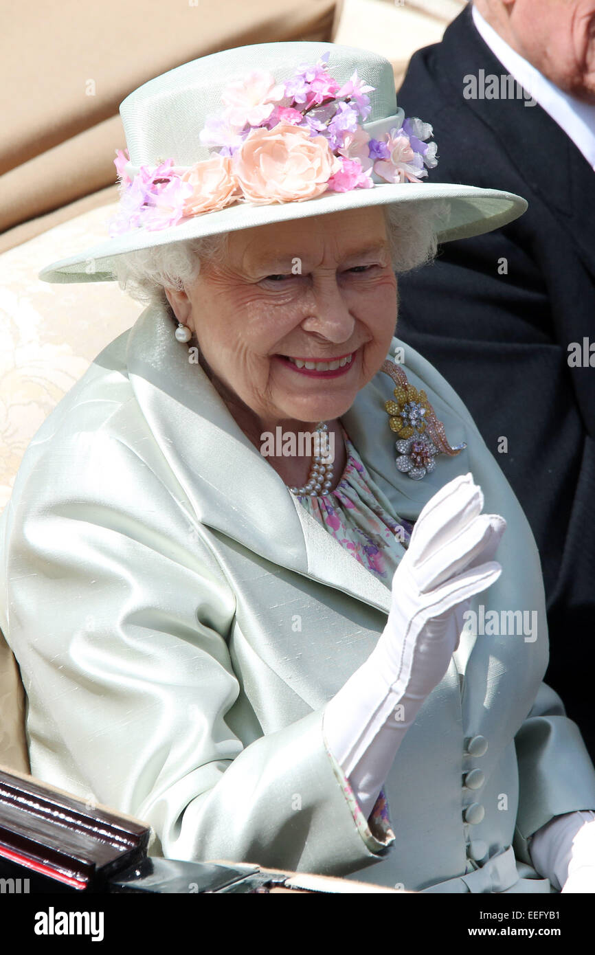 Royal Ascot, corteo reale. Queen Elizabeth la seconda e del Principe Filippo arrivano al Racecourse Foto Stock