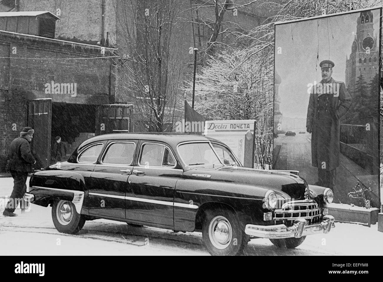 Auto di ZIM stare vicino a un poster con una figura di Stalin. Cantiere navale militare di Kiev. 1954. Foto Stock