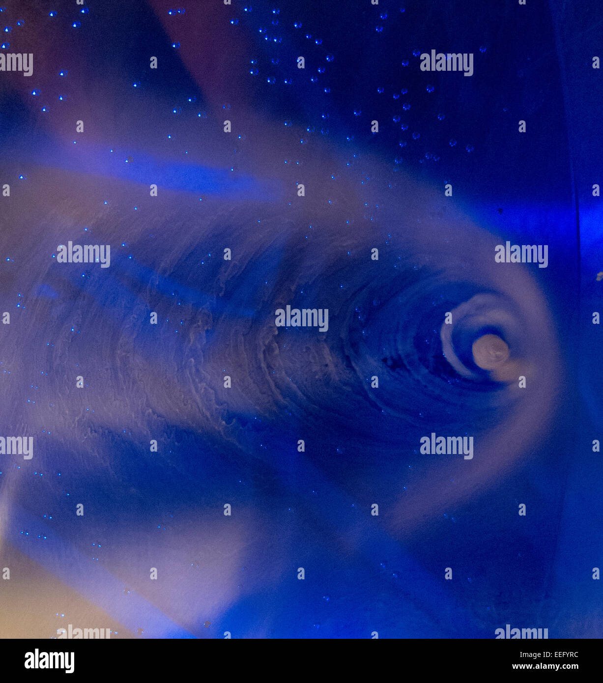 Le particelle di ghiaccio secco si muovono nel liquido creando interessanti i motivi ondulati che assomiglia a una cometa. Utile per gli sfondi e sfondi Foto Stock