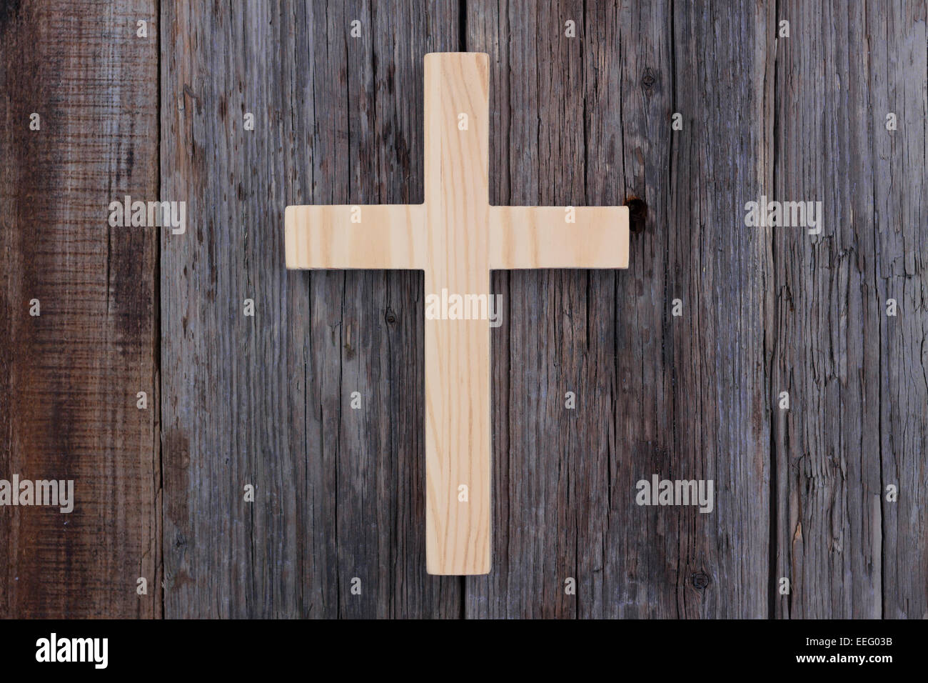 Una croce cristiana il legno vecchio legno il cristianesimo in background Foto Stock