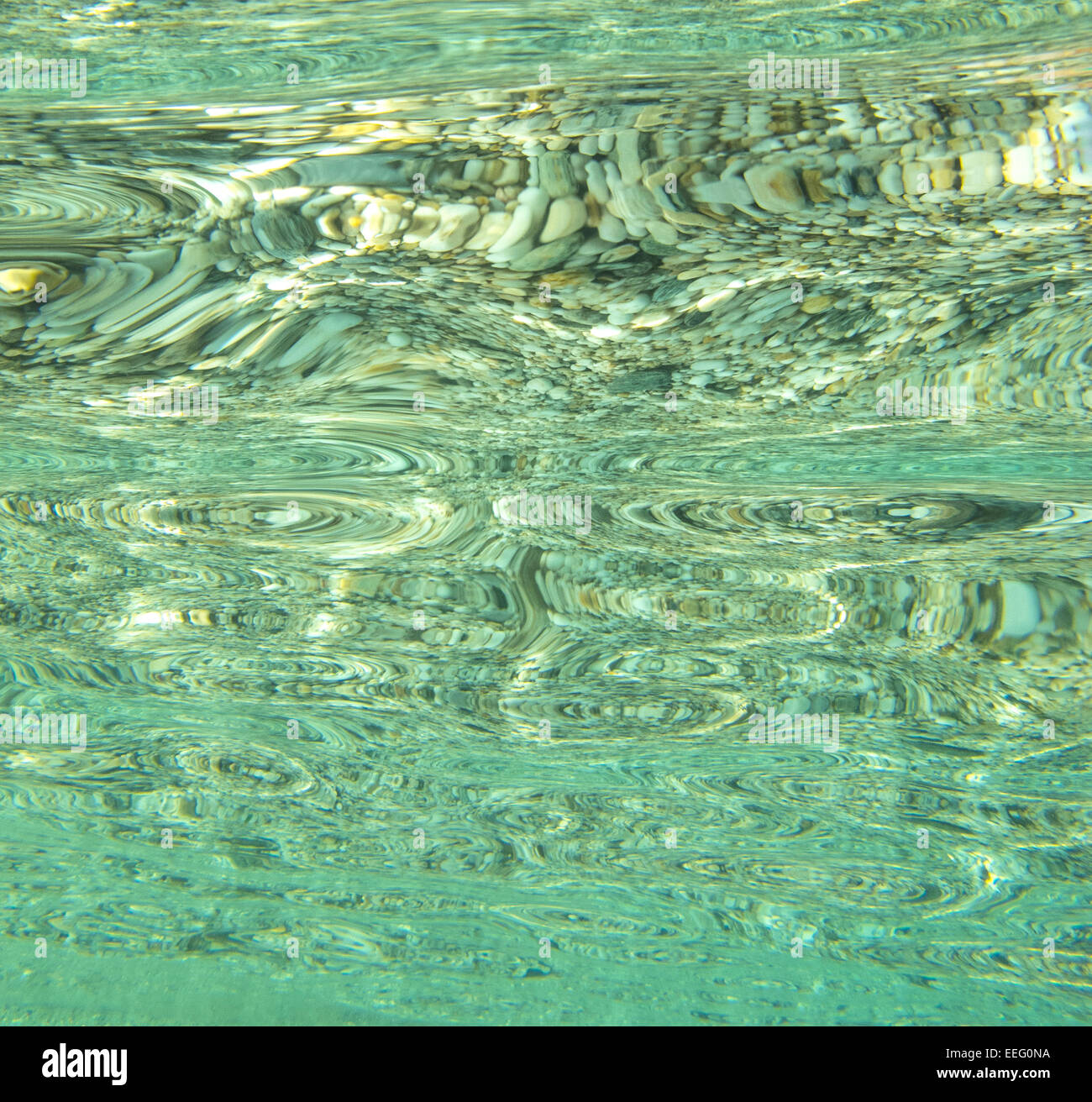 Immagine subacquea di rocce e di riflessioni in mare calmo acqua, abstract patterns evocano sentimenti di calma serenità tranquillità Foto Stock