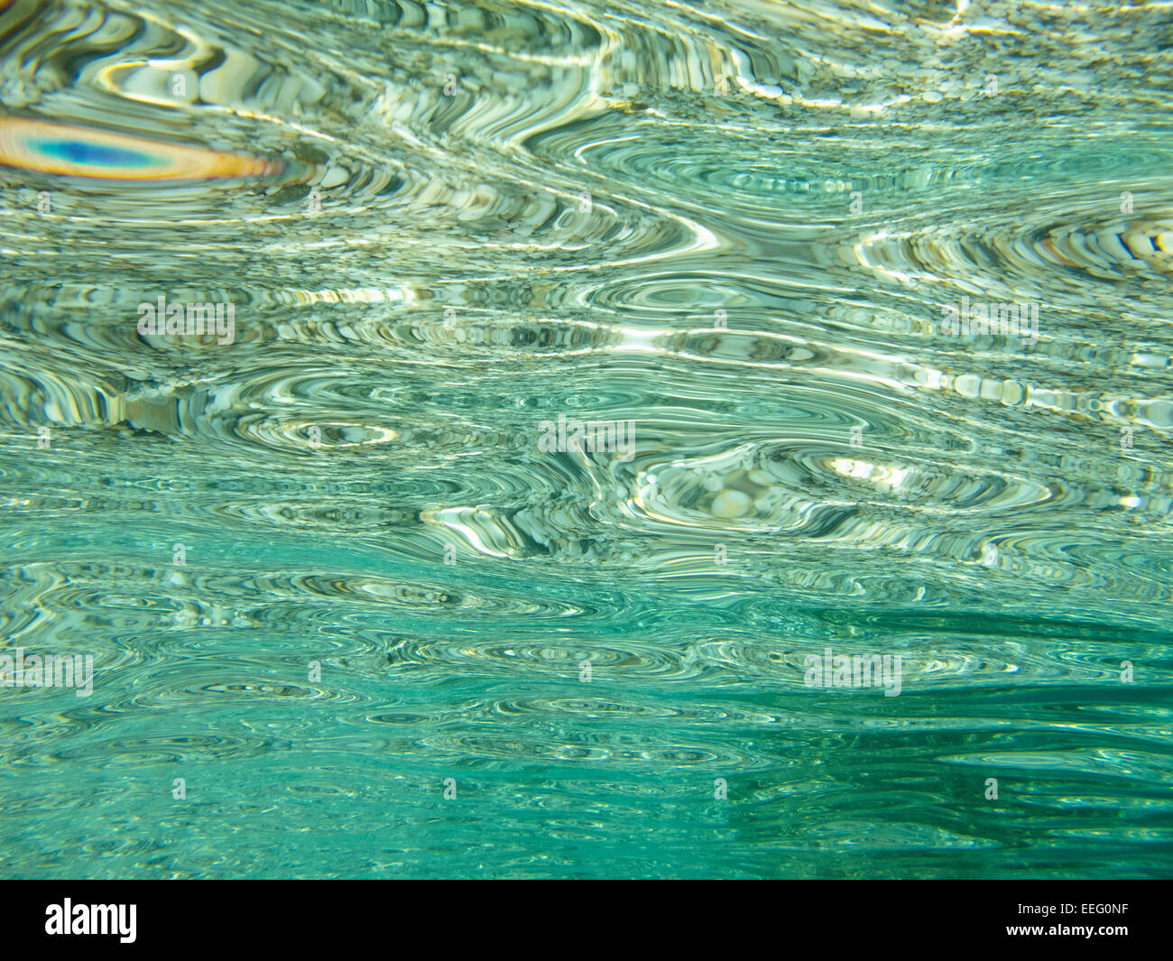 Immagine subacquea di rocce e di riflessioni in mare calmo acqua, abstract patterns evocano sentimenti di calma serenità tranquillità Foto Stock