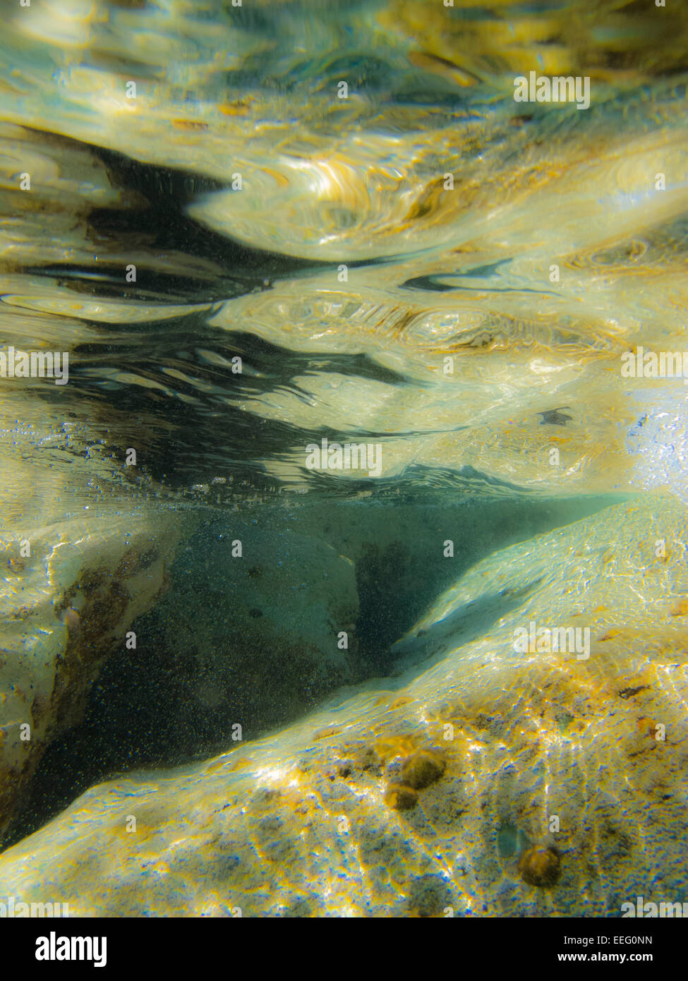 Immagine subacquea di rocce e di riflessioni in mare calmo acqua, abstract patterns evocano sentimenti di calma serenità tranquillità Foto Stock