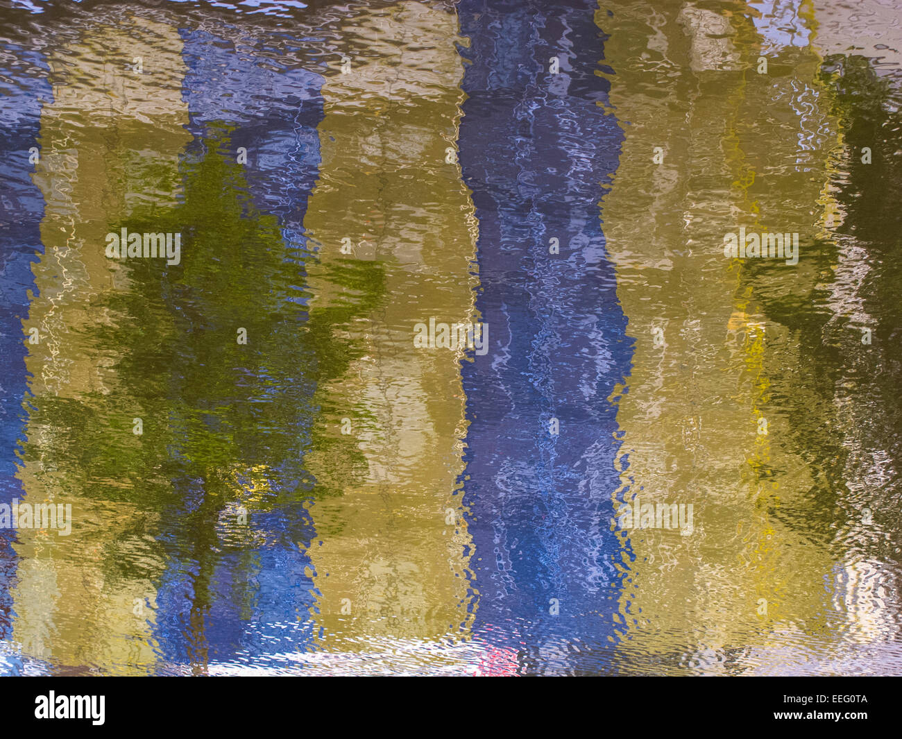 Edifici di Amsterdam riflette sulle calme acque di un canale Foto Stock