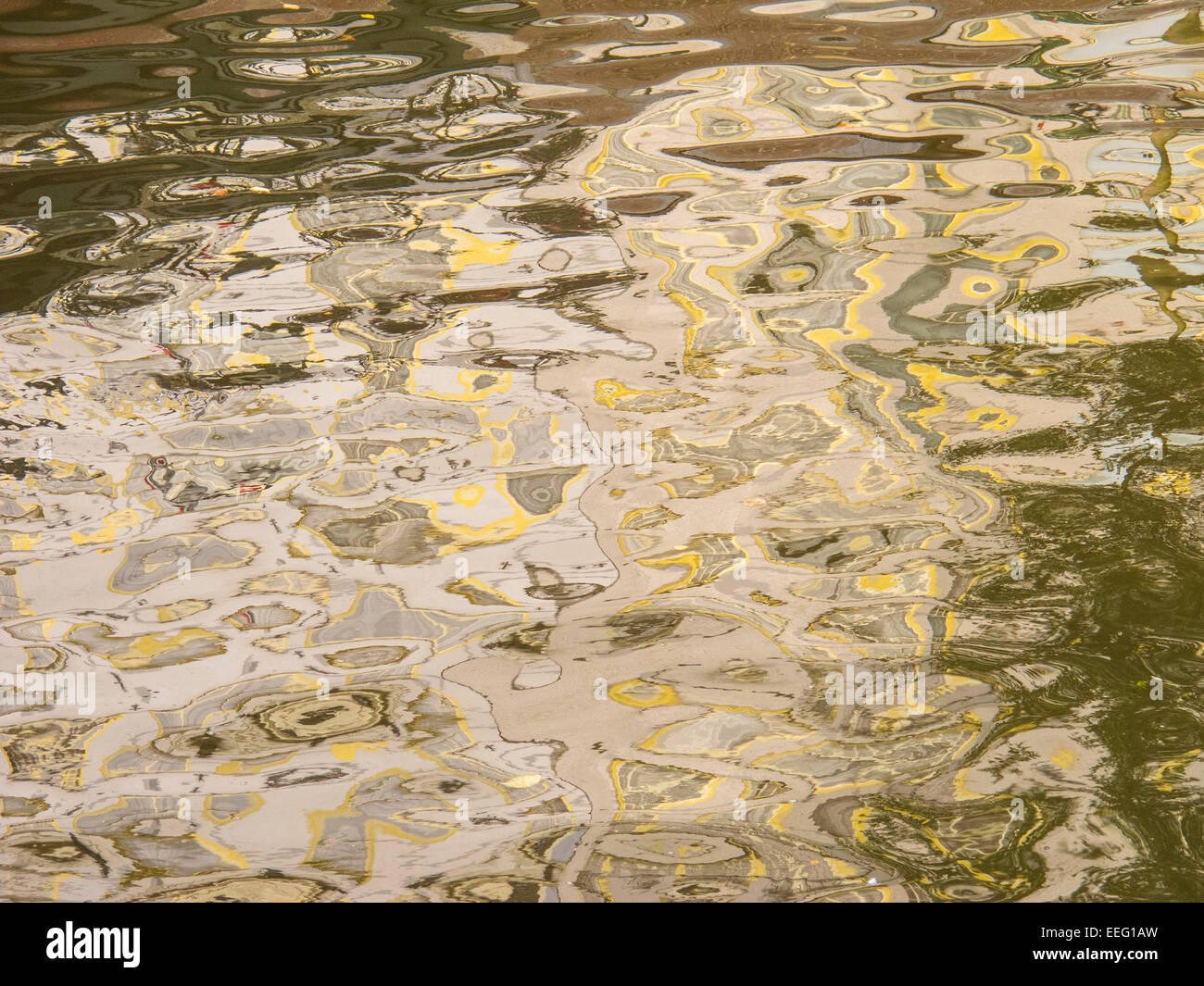 Una straordinaria riflessione di colori in barca sul mare calmo di produrre acqua anamazing pattern astratti Foto Stock