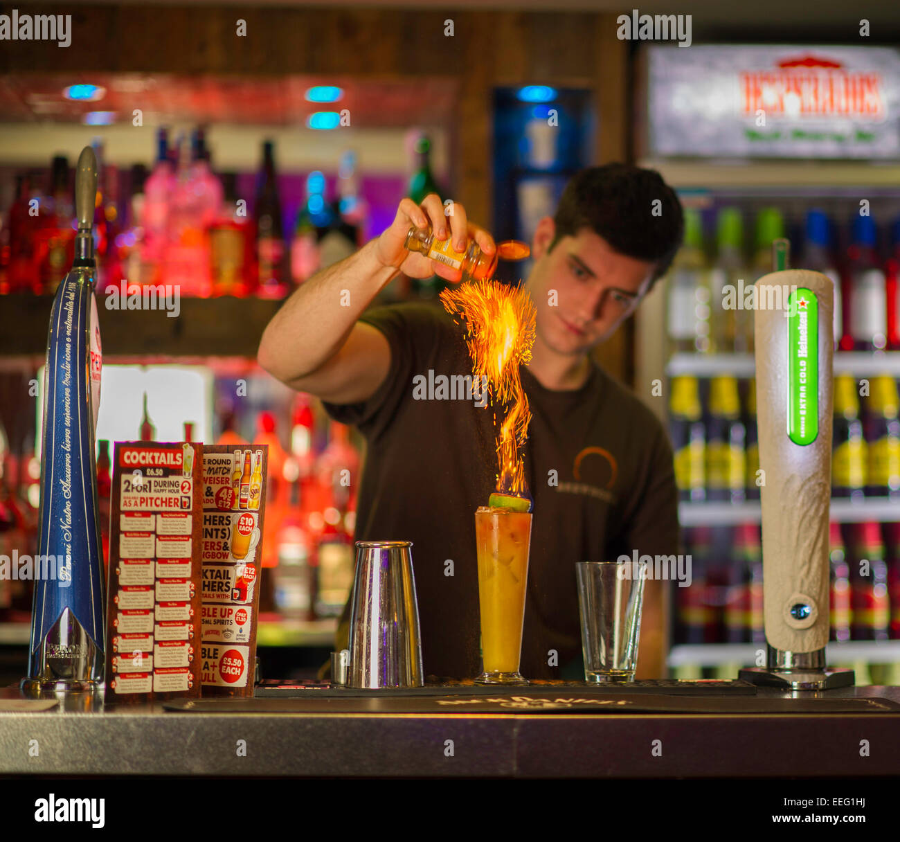 Un barman facendo una fiammante cocktail Foto Stock