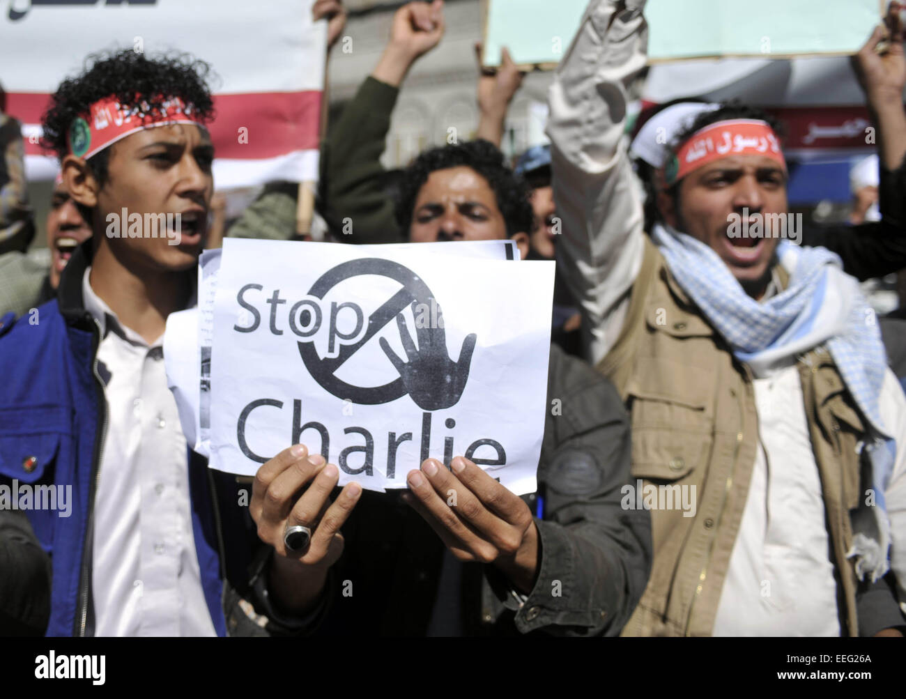 Sanaa, Yemen. Xvii gen, 2015. Manifestanti yemenita gridare slogan contro il francese satirical Charlie Hebdo durante una dimostrazione al di fuori dell'Ambasciata francese in Sanaa, Yemen, a gennaio 17, 2015. Credito: Hani Ali/Xinhua/Alamy Live News Foto Stock