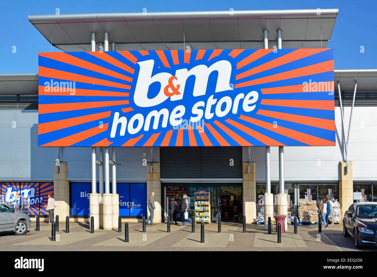 B&M Retail home store shopping business entrata clienti sotto la massiccia esposizione del logo del marchio al Lakeside retail Park West Thurrock Essex Inghilterra Regno Unito Foto Stock