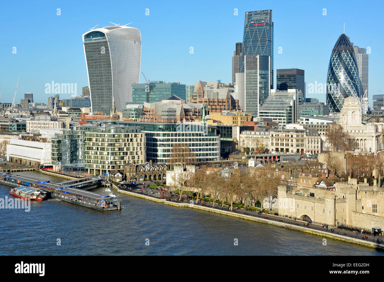 Molo della Torre e fiume Tamigi con lo skyline della città di Londra "Walkie Talkie", "Cheese Grater" e "Gherkin" moderni grattacieli ed edifici storici Inghilterra Regno Unito Foto Stock