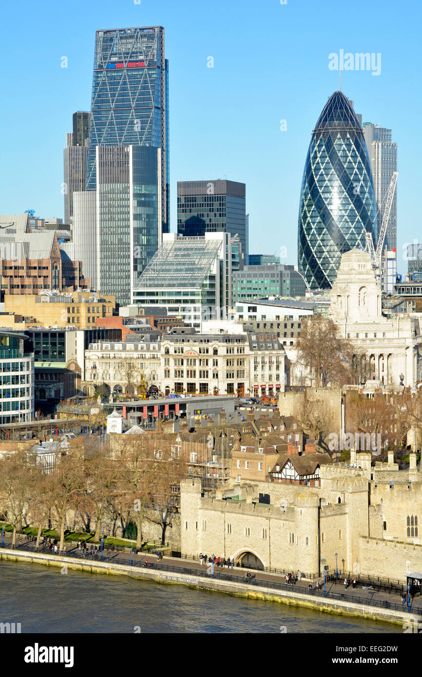 Il fiume Tamigi e Torre di Londra con la City of London skyline che include il nuovo Cheesegrater Leadenhall building e il Gherkin England Regno Unito Foto Stock