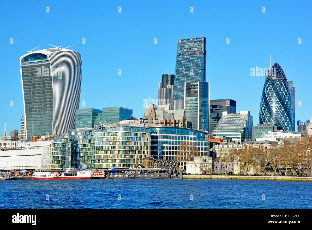 Città skyline di Londra edifici monumentali grattacieli & rimpicciolendo riverside Tower Pier con il Gherkin Cheesegrater % walkie talkie edifici UK Foto Stock