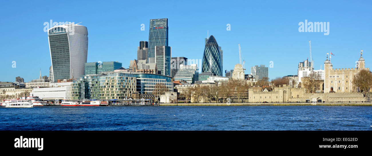Londra cityscape panorama contrastando la medievale Torre di Londra con la città moderna della skyline di Londra Foto Stock