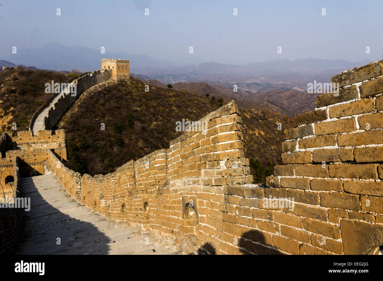 La Grande Muraglia della Cina che si allunga lungo le cime delle montagne in lontananza. Foto Stock