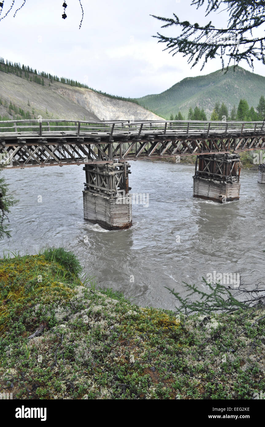 Foto di ponte di legno in Yakutia sull'autostrada federale Yakutsk - Magadan attraverso il fiume suntar. Oymyakon highlands, una cresta di Foto Stock