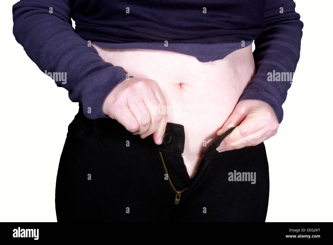 Donna cerca di chiudere e zip troppo stretto di pantaloni, il concetto di dieta Foto Stock