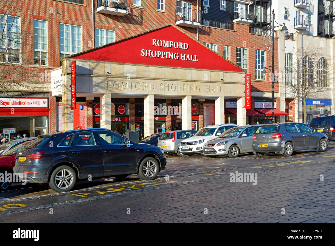 Romford Shopping Hall e parcheggio auto in luogo di mercato su un mercato non giorno Londra Inghilterra REGNO UNITO (fare riferimento alla descrizione di 'Romford Essex') Foto Stock