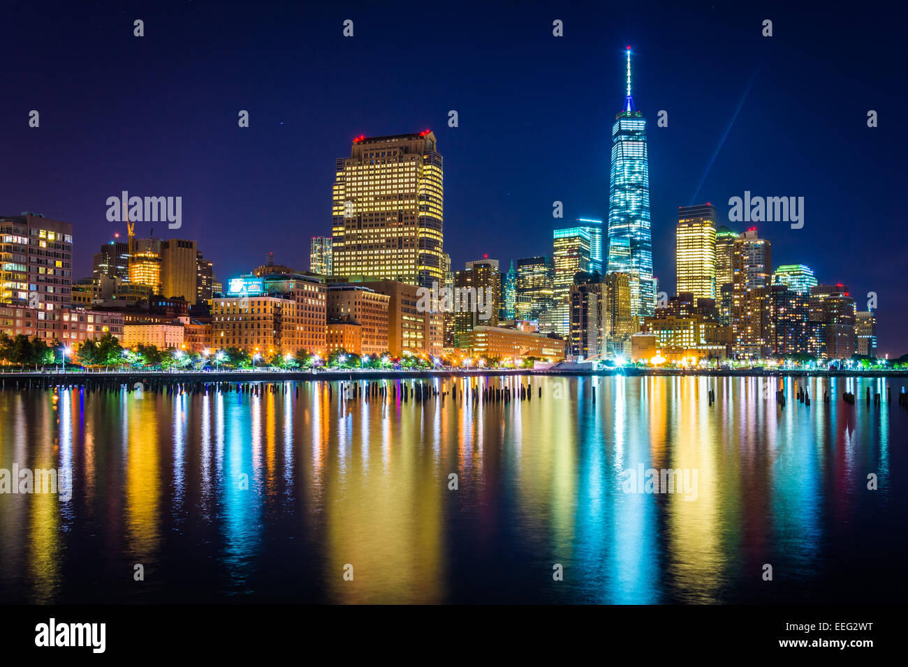 One World Trade Center e Battery Park City di notte, visto da Pier 34, Manhattan, New York. Foto Stock