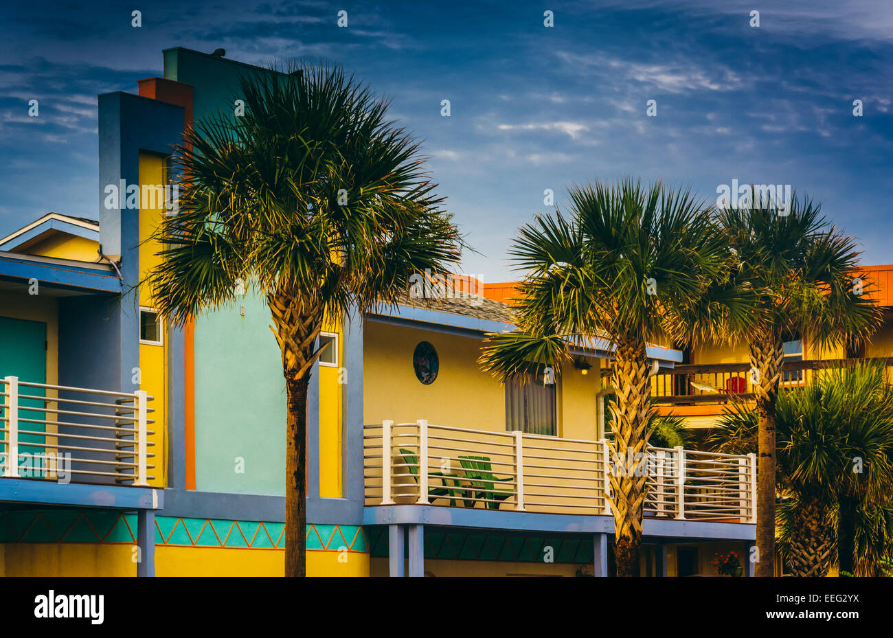 Palme e colorato hotel in Vilano Beach, Florida. Foto Stock