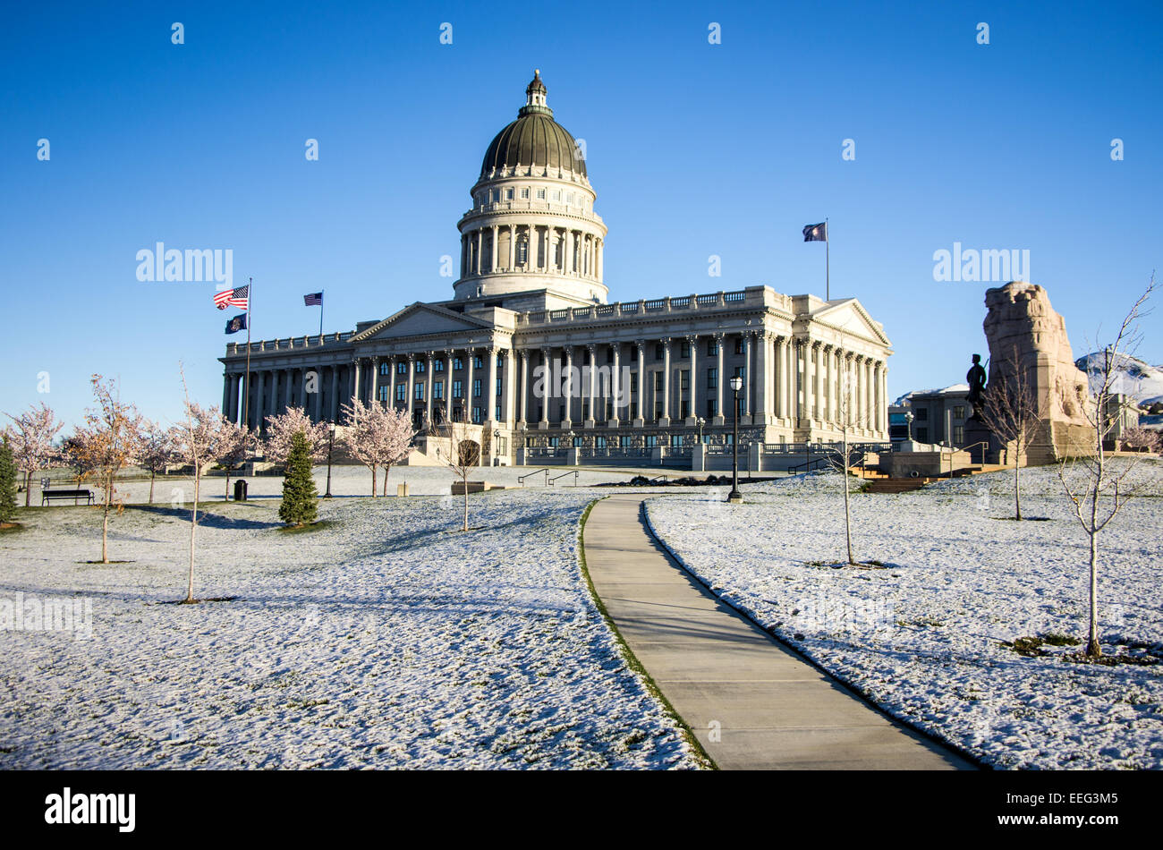 Il prato della Utah State Capitol è ricoperto da una coltre di neve e circondato da alberi di ciliegio. Foto Stock