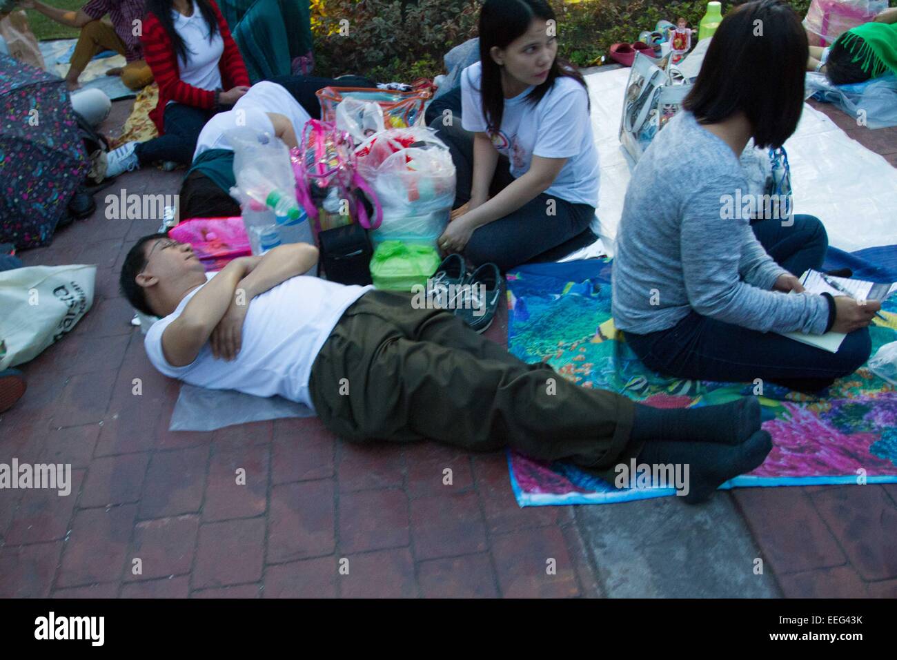 Manila, Filippine. 18 gennaio, 2015. Un uomo dorme dalla strada nel Luneta, Manila domenica 18 gennaio, 2015. Papa Francesco sta avendo la messa al Luneta Park per il suo terzo giorno della sua visita. Credito: Mark Fredesjed Cristino/Alamy Live News Foto Stock