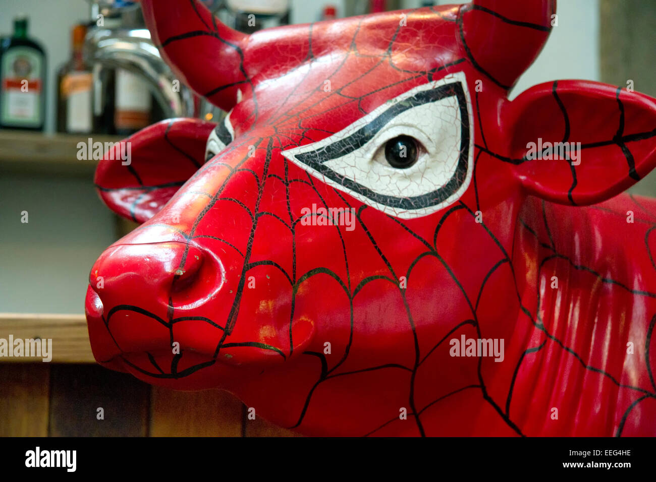La statua di una mucca in livrea Spiderman, Jimmy's Farm, Ipswich, Suffolk, Regno Unito Foto Stock