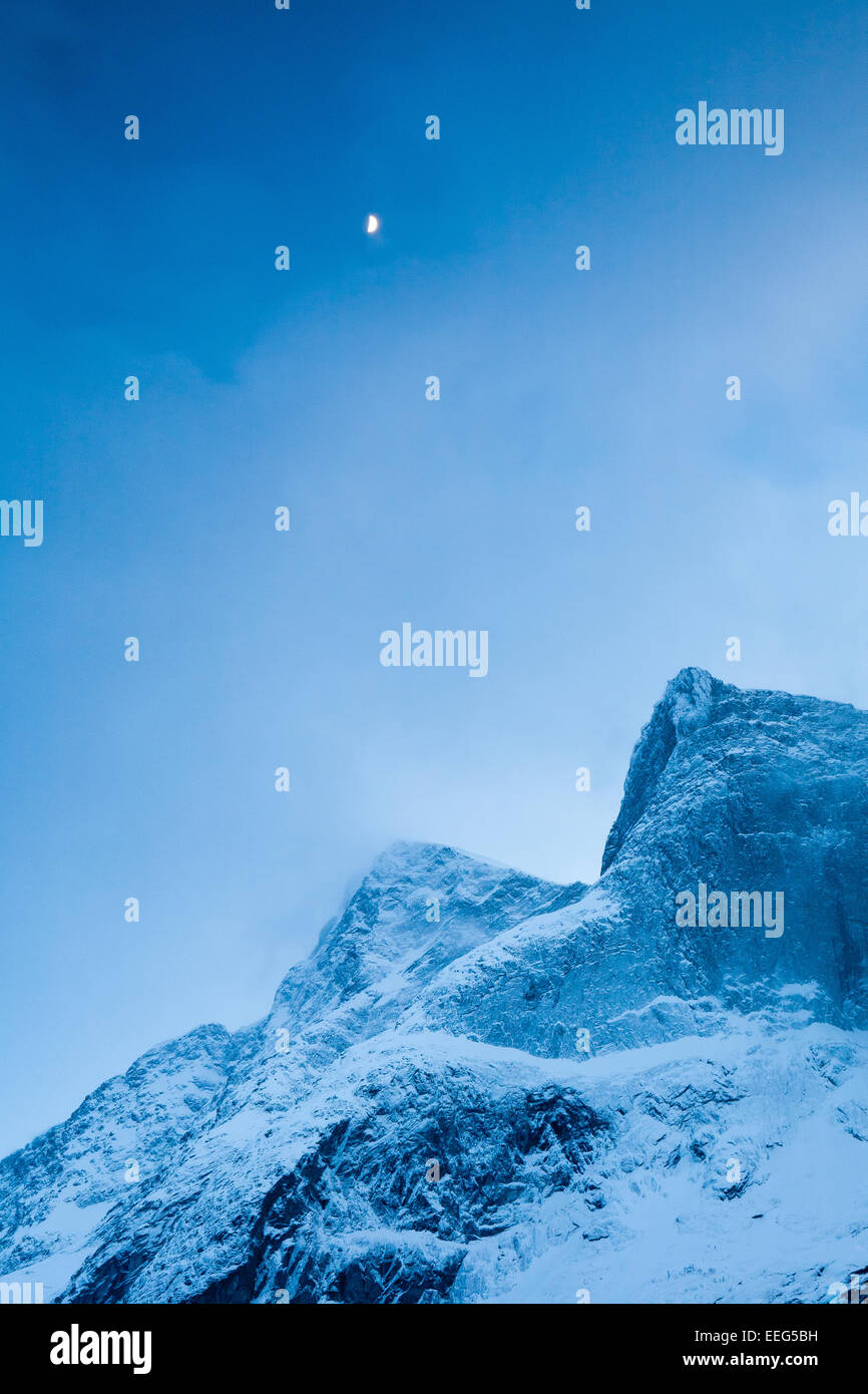 Luna sulle cime Breitind (sinistra) e Semletind nella valle Romsdalen, Møre og Romsdal, Norvegia. Foto Stock