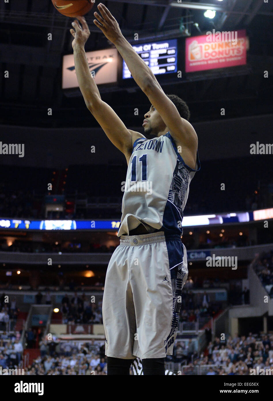 Washington, DC, Stati Uniti d'America. Xvii gen, 2015. 20150117 - Georgetown avanti Isacco Copeland (11) affonda il gioco vincente il punto tre shot contro il maggiordomo in ritardo nella seconda metà di un NCAA di pallacanestro degli uomini di gioco al Verizon Center di Washington. Georgetown sconfitto Butler, 61-59. Credito: Chuck Myers/ZUMA filo/Alamy Live News Foto Stock