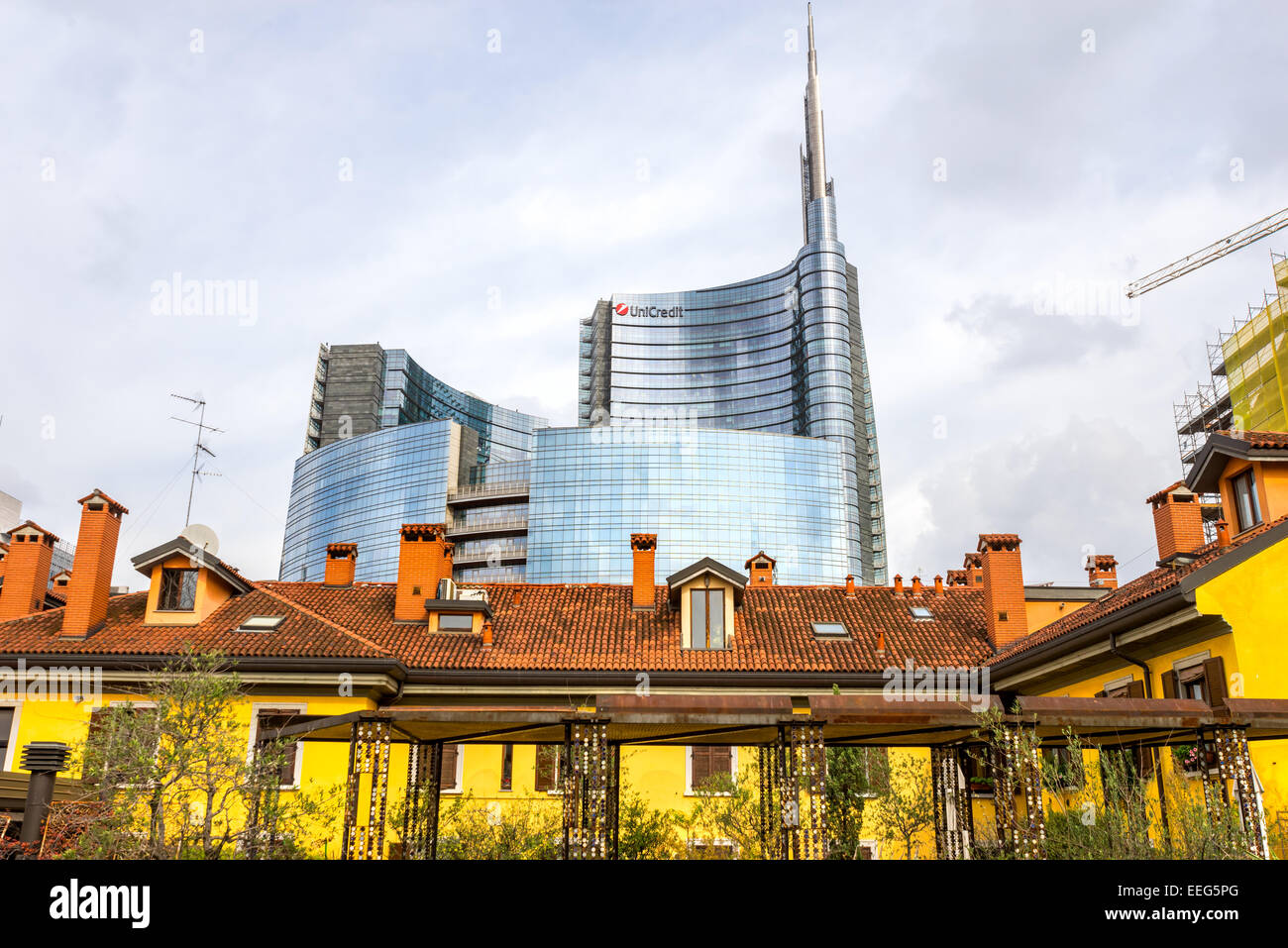 Milano, Italia - OTTOBRE 15,2014: milanese tradizionale casa storica in primo piano con il nuovo e moderno edificio di vetro uni Foto Stock