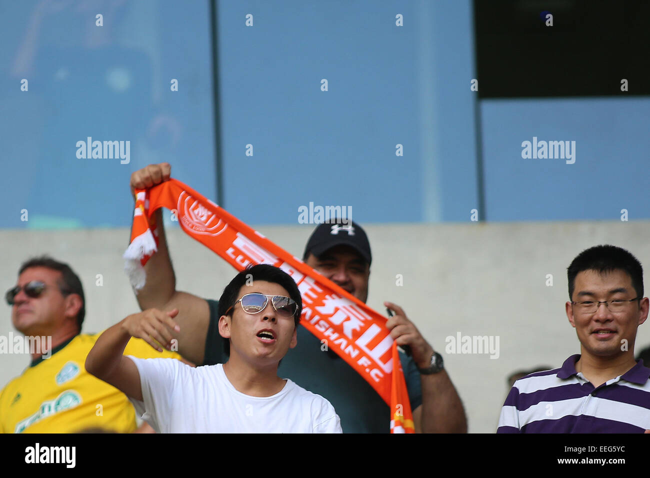 Sao Paulo, Brasile. Xvii gen, 2015. Gli appassionati di Cina Shandong Luneng reagiscono durante una partita amichevole con il Brasile del Palmeiras all'Allianz Park Stadium in Sao Paulo, Brasile, gennaio 17, 2015. Credito: Rahel Patrasso/Xinhua/Alamy Live News Foto Stock