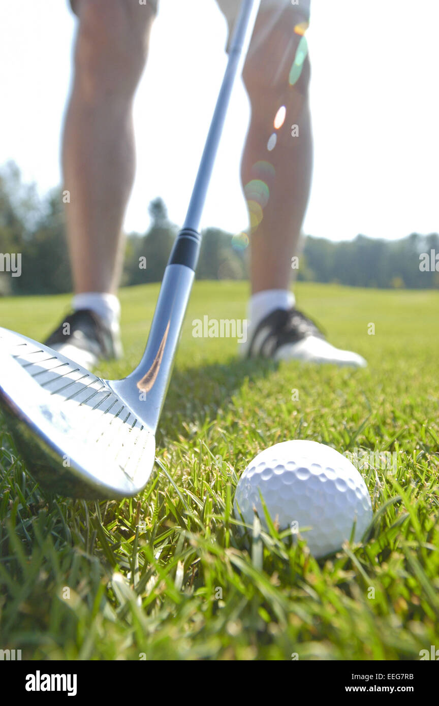 Palla da golf Aussen Rasen Baelle Dettagli Dettagli Close-up Farbe Geschick Geschicklichkeit Golfplatz Golfschlaeger Konzept Konzepte N Foto Stock