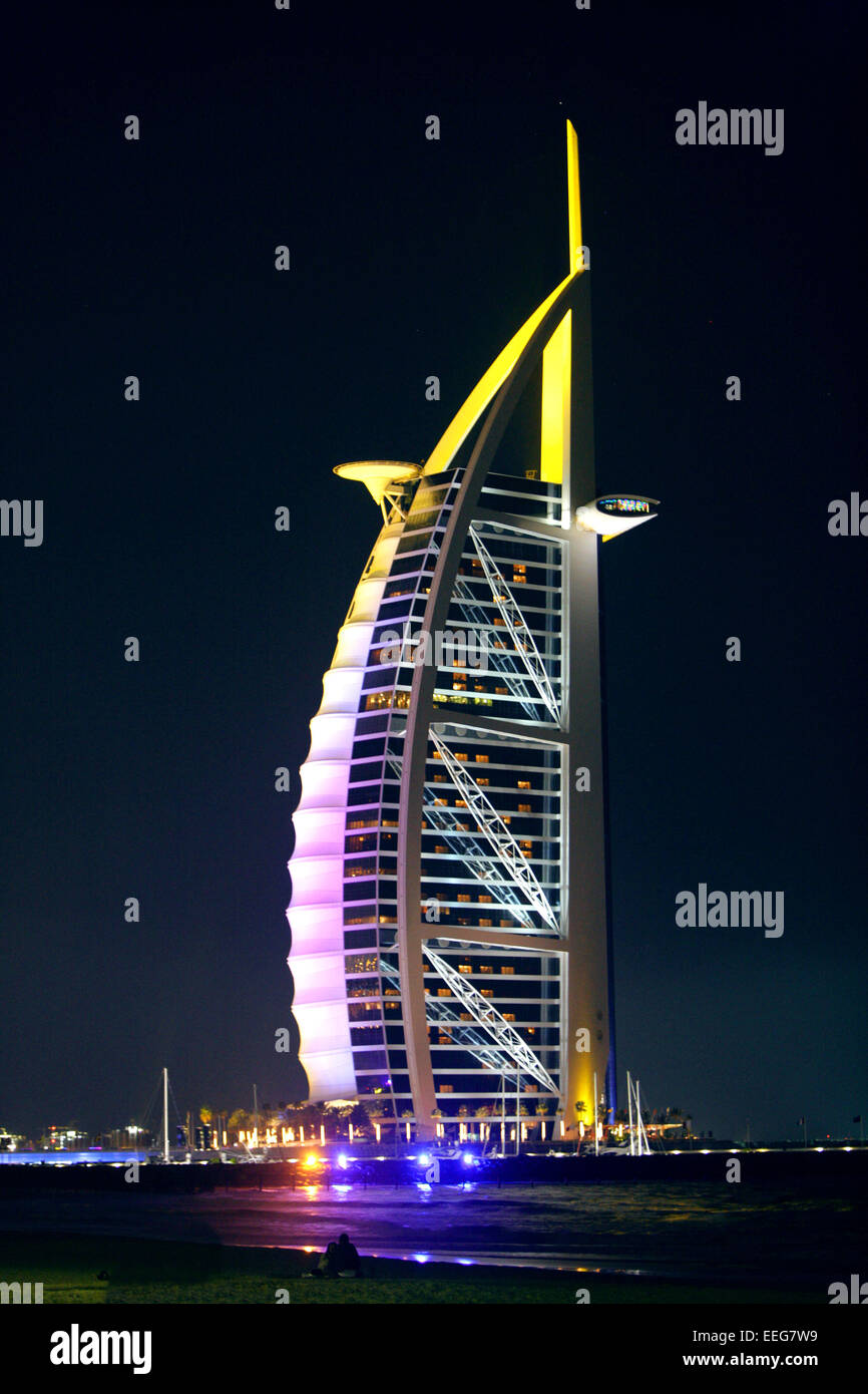 Vereinigte Arabische Emirate Dubai Jumeirah Beach Hotel Burj al-Arab Luxushotel Architektur Abend Nacht moderno Gebaeude Reisen T Foto Stock