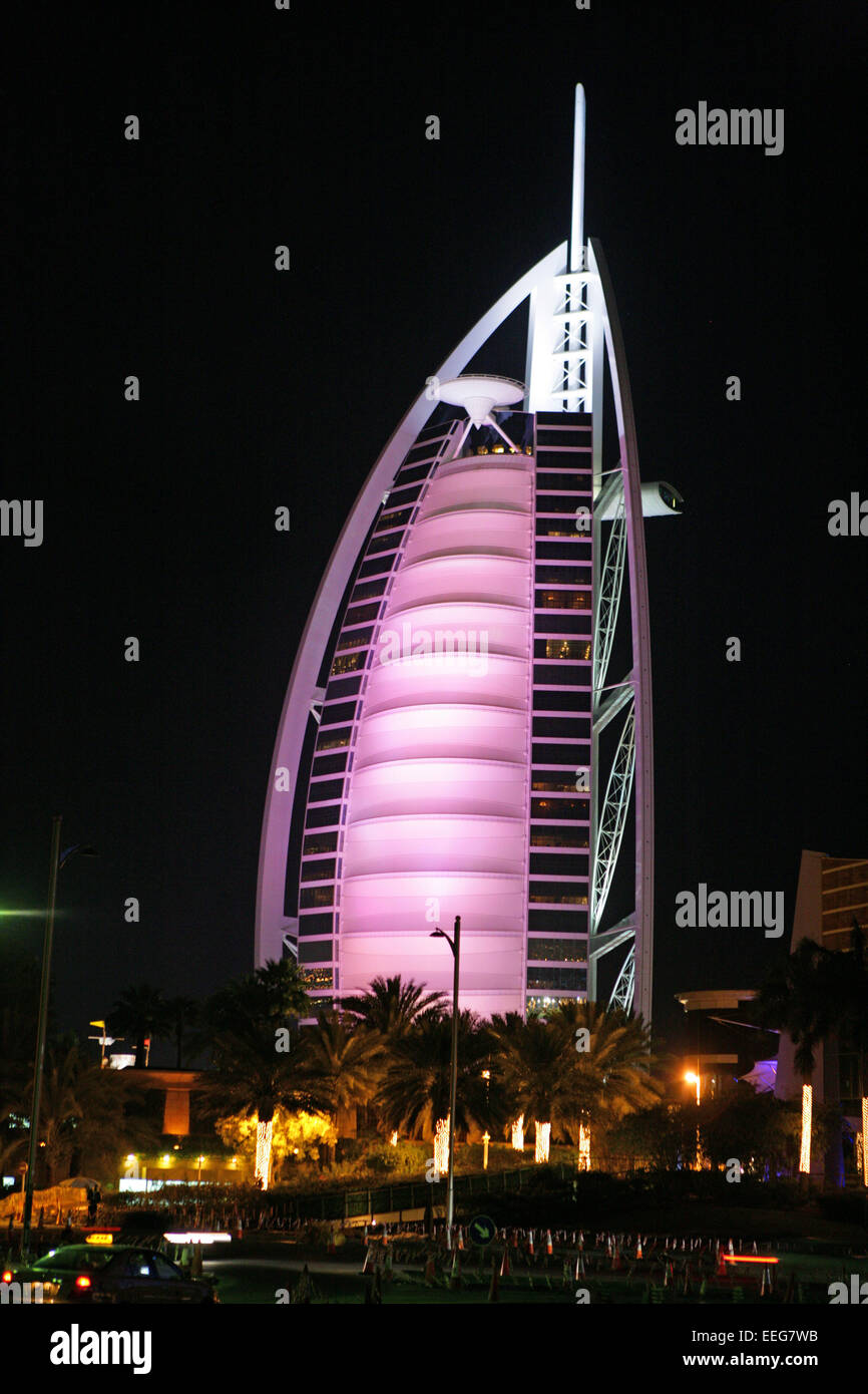 Vereinigte Arabische Emirate Dubai Jumeirah Beach Hotel Burj al-Arab Luxushotel Architektur Abend Nacht moderno Gebaeude Reisen T Foto Stock