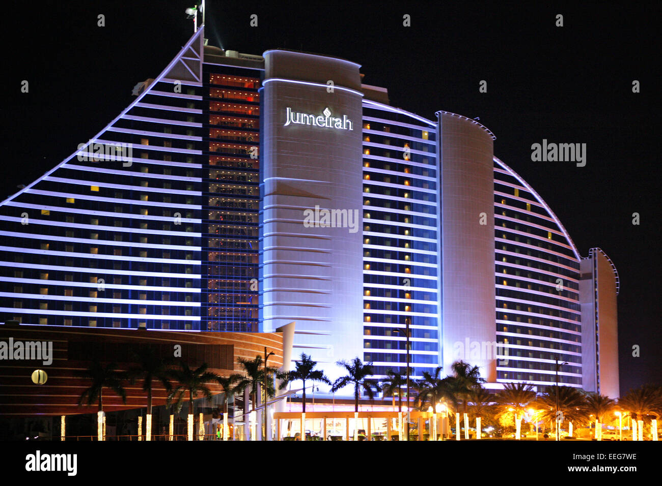 Vereinigte Arabische Emirate Dubai Jumeirah Beach Hotel Luxushotel Architektur Abend Nacht moderno Gebaeude Reisen Tourismus Sehe Foto Stock