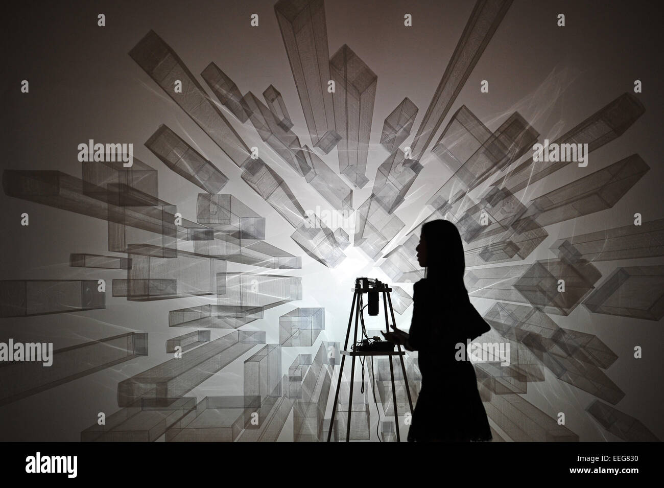 Pechino, Cina. 16 gennaio, 2015. Una donna visite Prudential Singapore occhio mostra di Singapore 17 artisti contemporanei al ArtScience Museum di Singapore gen. 16, 2015. © poi Chih Wey/Xinhua/Alamy Live News Foto Stock