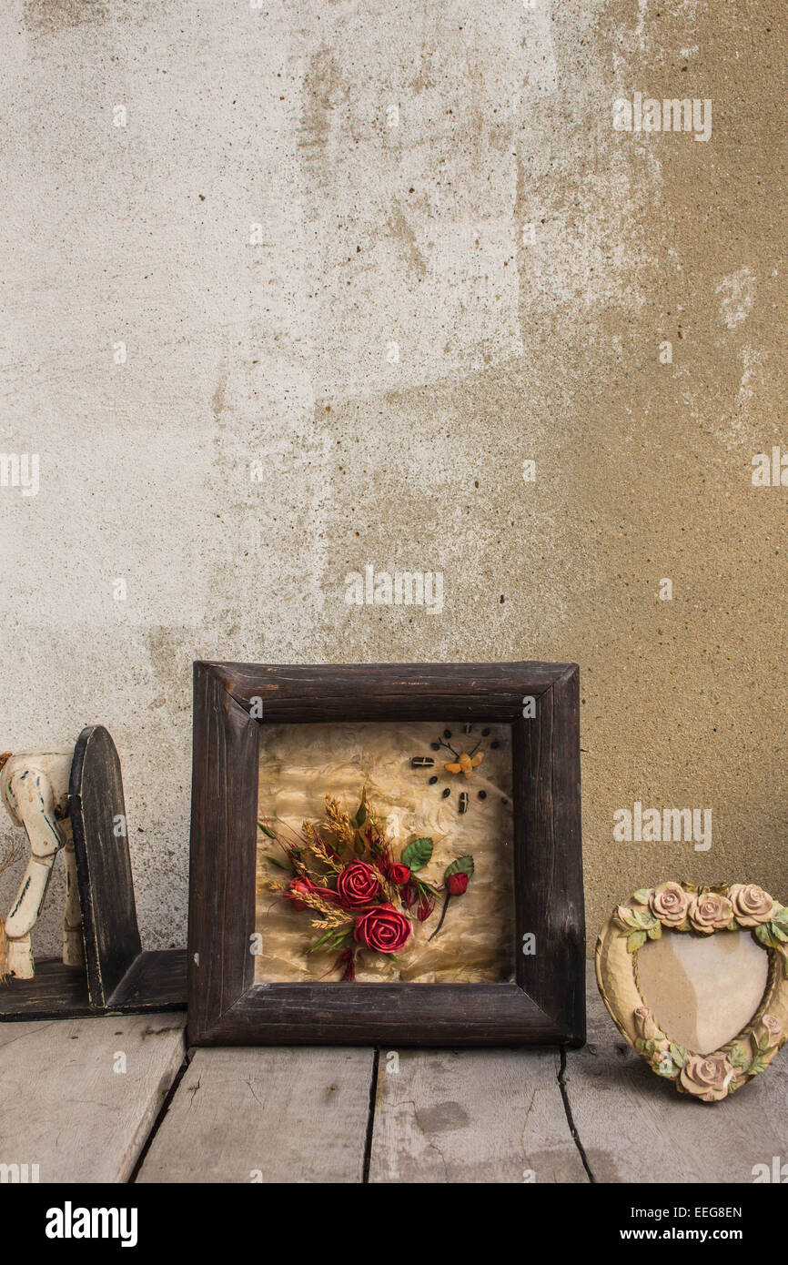 Cornice decorativa e sui tavoli. Foto Stock