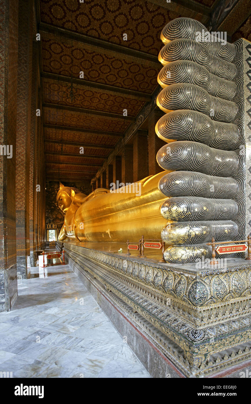 Wat Pho Tempel del Buddha Reclinato Tailandia Bangkok Tempel Buddhastatue liegen dettaglio Close-up, Asien Suedost-Asien, Prades Foto Stock