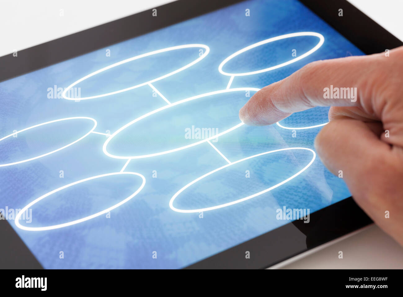 Facendo clic su un tablet con diagramma di flusso Foto Stock