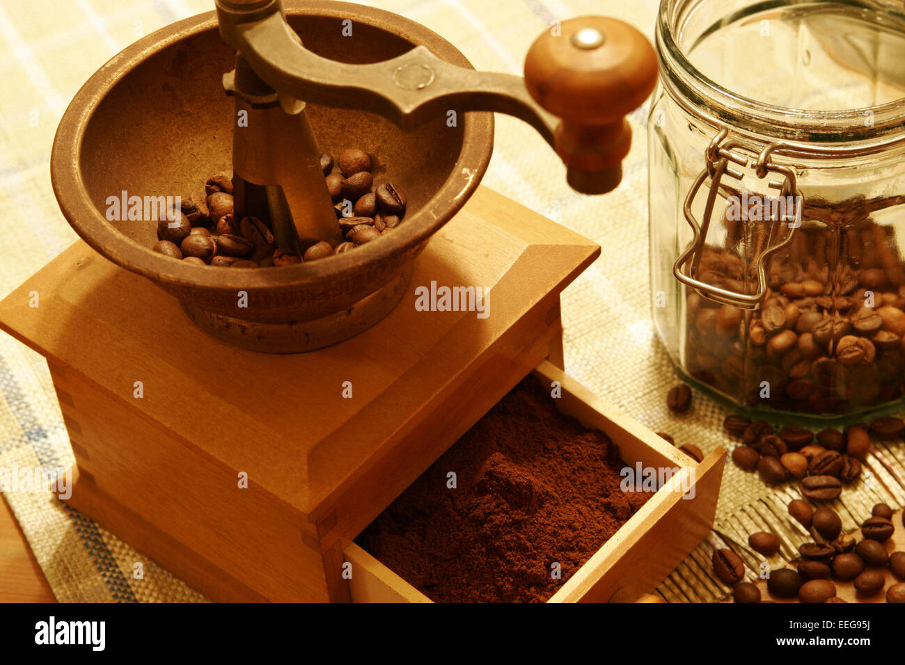 Kaffeemuehle, schwarzer Kaffee, Kaffeebohnen, simbolo gemahlen Foto Stock