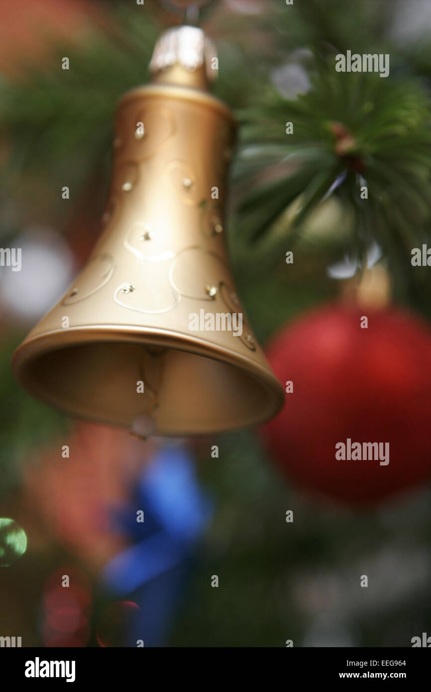 Weihnachtsbaum, dettaglio Christbaumkugel, Rot, Glocke, weihnachten, Christbaum, Christbaumschmuck, Weihnachtsschmuck, Weihnachtli Foto Stock
