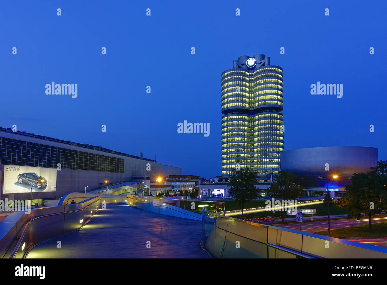 BMW-Welt und Hauptverwaltung 'BMW-Vierzylinder', München, Bayern, Deutschland, Europa, BMW Welt e sede 'BMW a quattro cylin Foto Stock