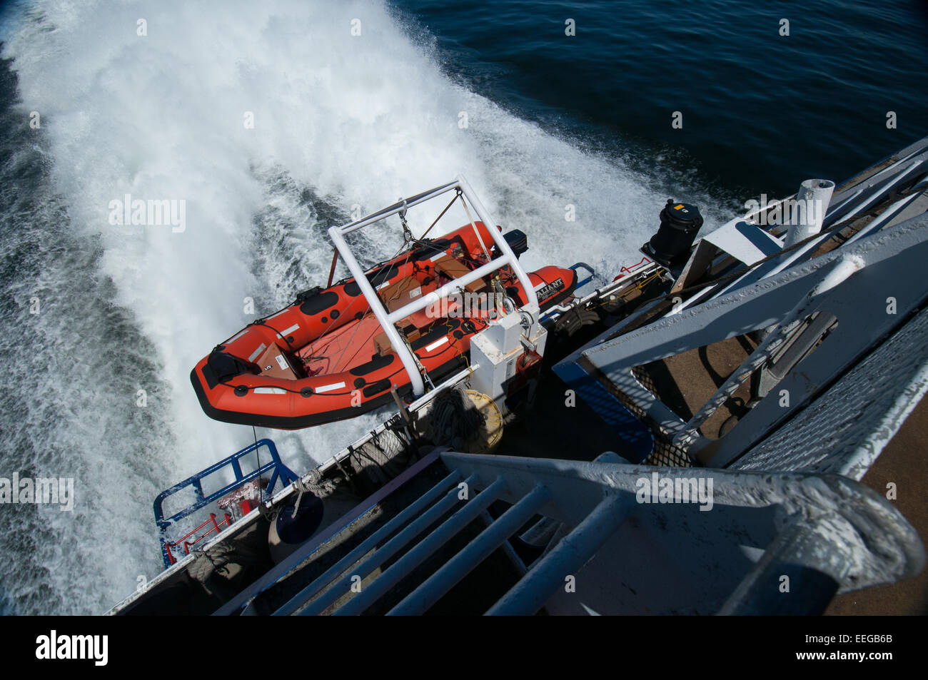 Scialuppa di salvataggio sul retro di un traghetto passeggeri - Vista dal ponte al di sopra di Foto Stock