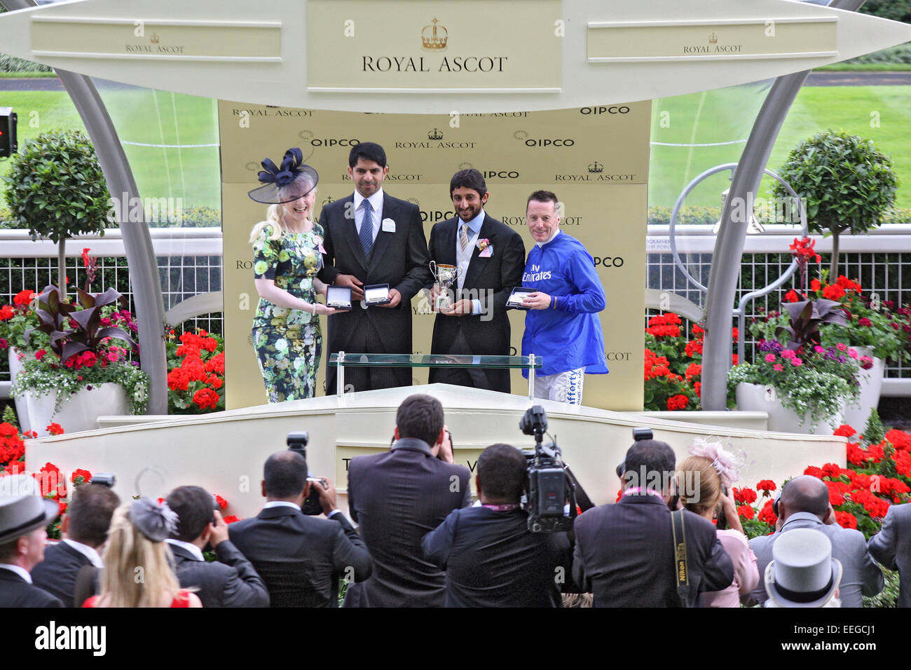 Royal Ascot, vincitori di presentazione. Esercito Elite Kieren Fallon con vince il Re Giorgio V Picchetti Foto Stock