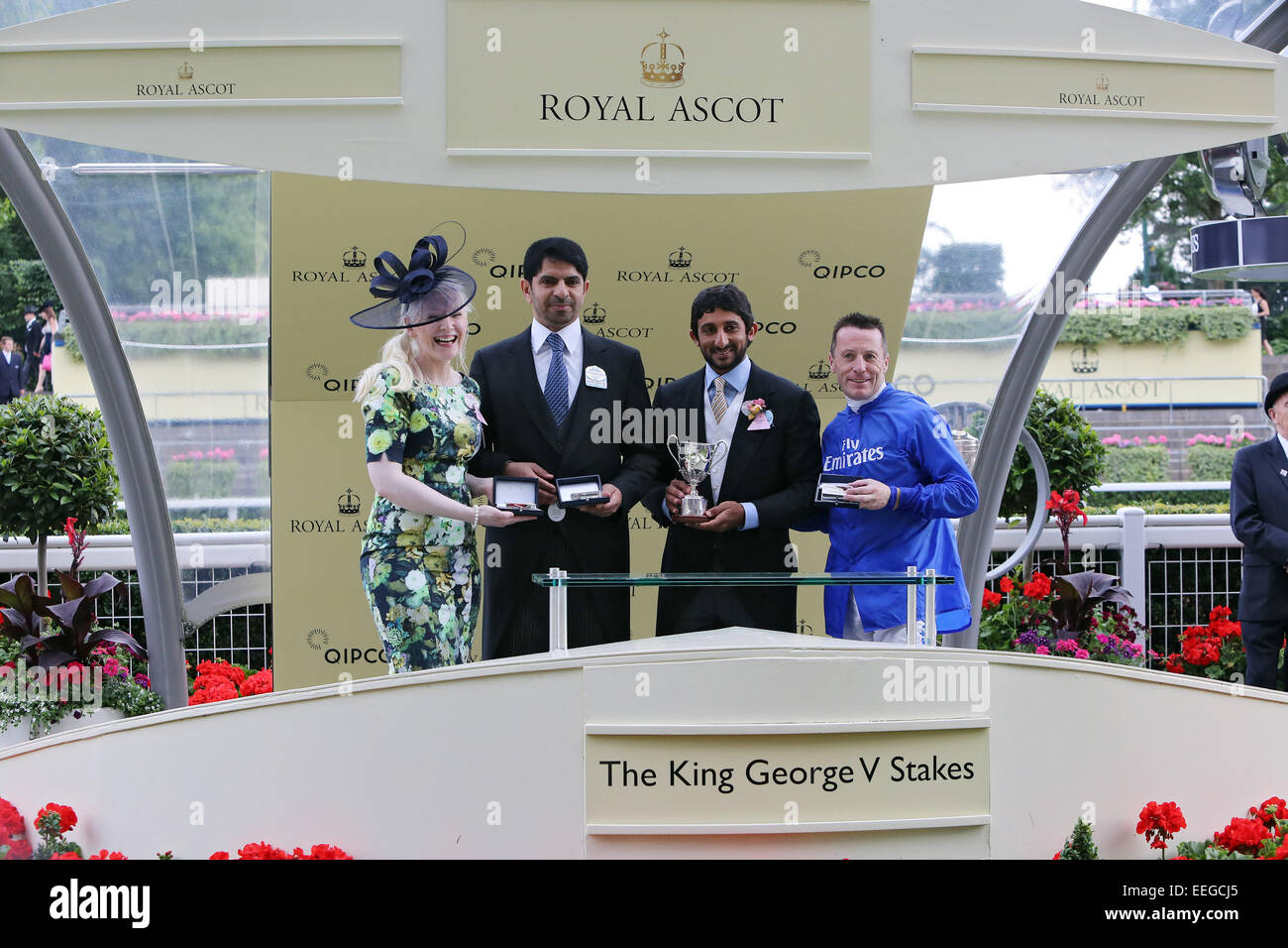 Royal Ascot, vincitori di presentazione. Esercito Elite Kieren Fallon con vince il Re Giorgio V Picchetti Foto Stock