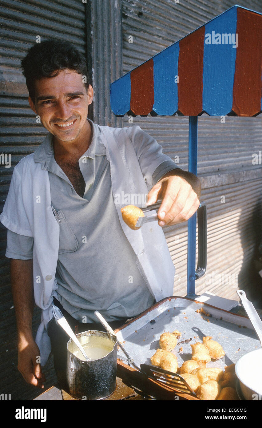 Cuba, uomo vendita di patate su strada Foto Stock