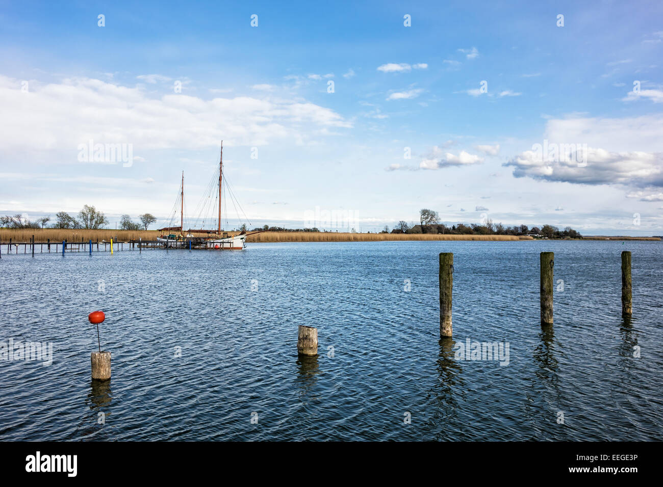 Un porto con i delfini e la vela di una nave. Foto Stock