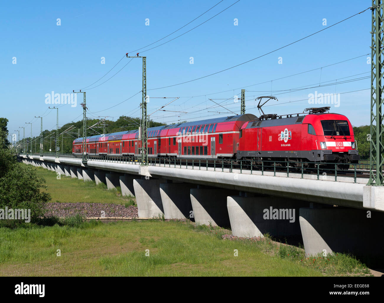Magdeburgo, in Germania, un DB Regio attraversando un ponte al di sopra della Ehle Foto Stock