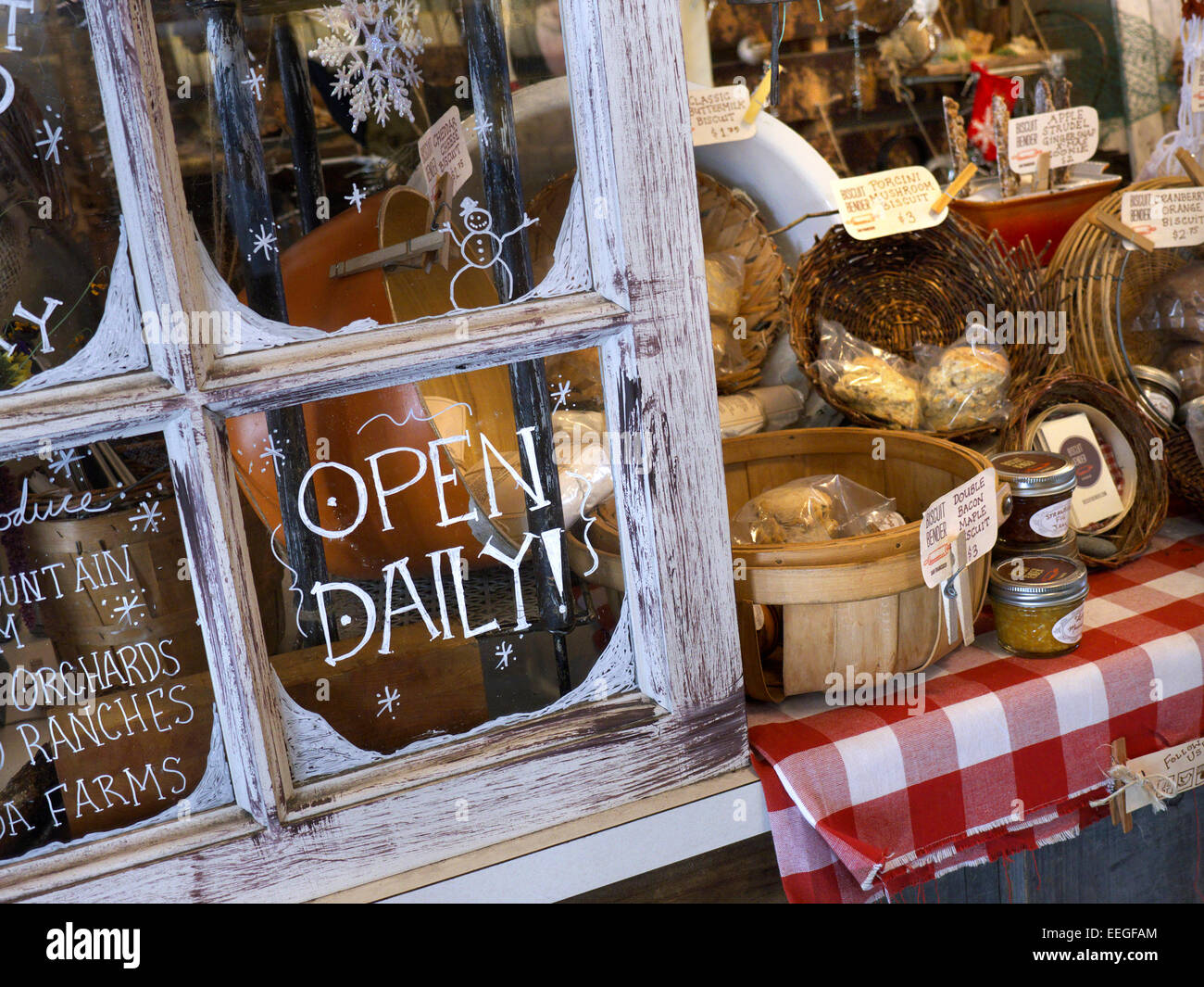 Pittoresco Mercatino di Natale in stallo con varietà di dolci animelle di marmellate e biscotti al Ferry Building Embarcadero San Francisco Stati Uniti d'America Foto Stock