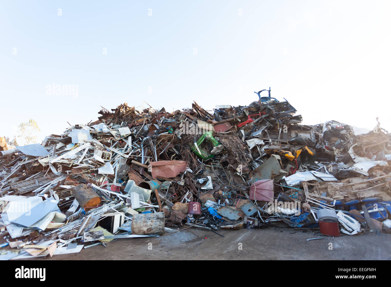Cumulo di rifiuti per il riciclaggio o lo smaltimento sicuro Foto Stock